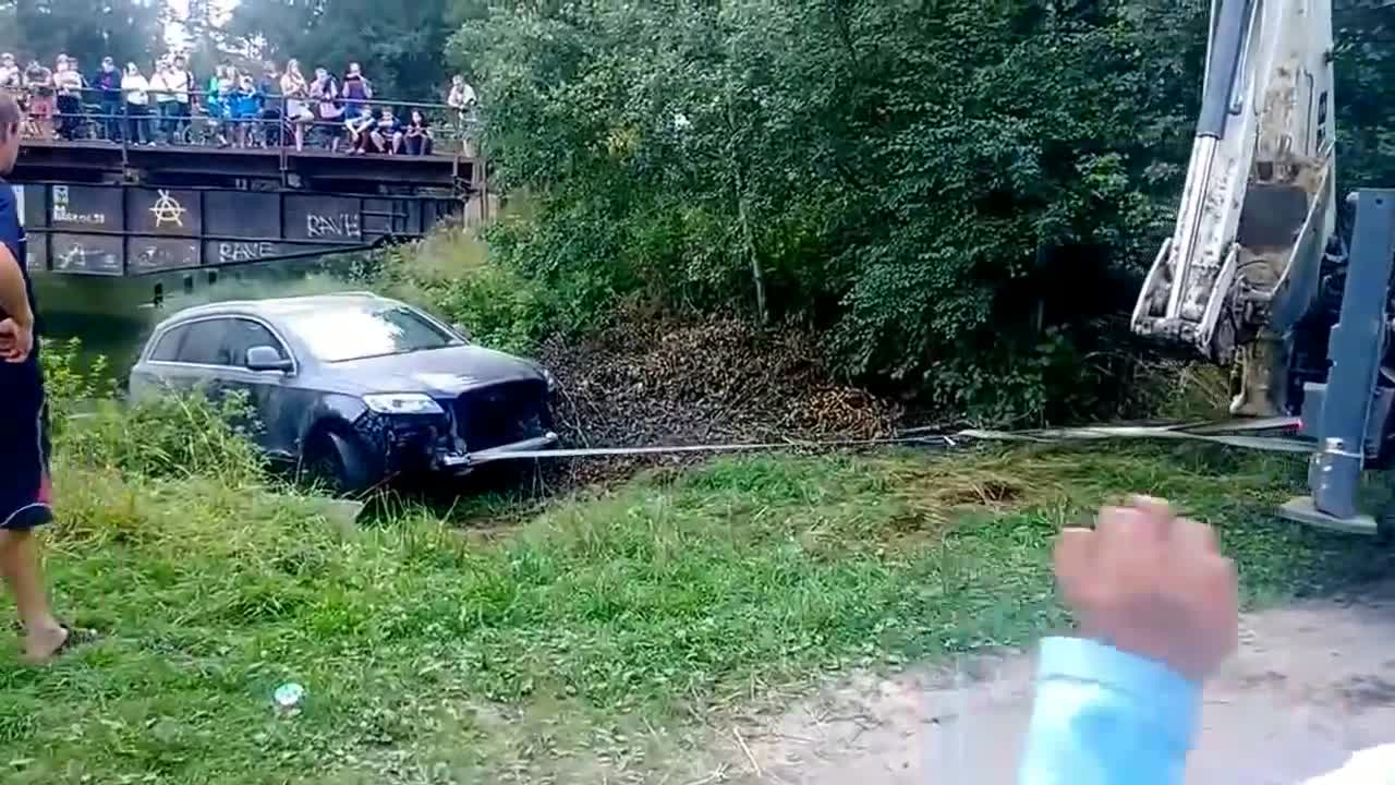 Компилация с идиоти, които потапят и разказват играта на скъпи автомобили във водата!