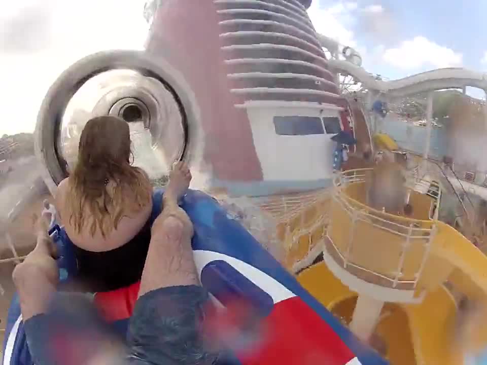 Забавна водна пързалка на кораба Disney Fantasy Cruise Ship