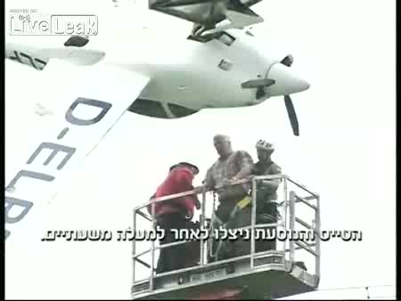 Спасяване На Хора От Самолет ОПЛЕТЕН В ЖИЦИ