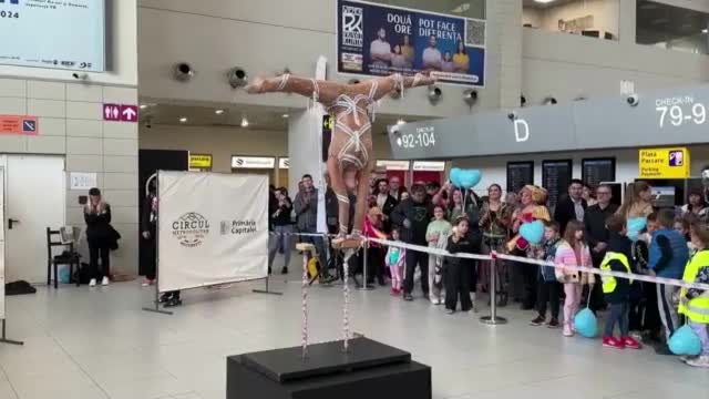 Циркови артисти изненадаха пристигащите на летището в Букурещ (ВИДЕО)