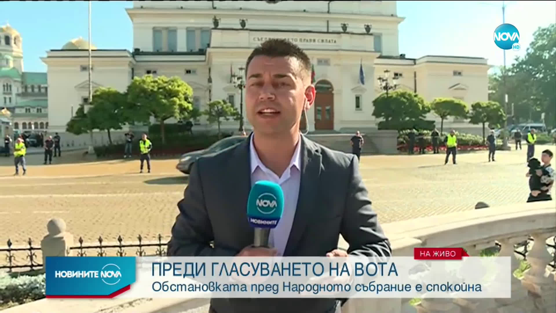 ДЕН 13-И: Протестиращи се събират пред парламента