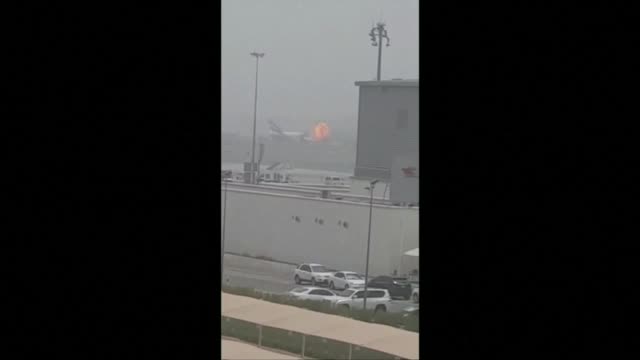 Самолет се запали на пистата в Дубай