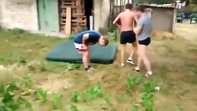 На някои хора един живот не им стигна да научат, че подобни глупости се правят с каска!