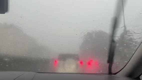 Силна буря връхлетя София