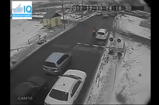 Яростни шофьори абсурдно преминават през охраняем Ж П прелез в Русия!