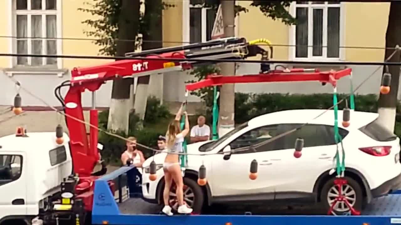 Рускиня прави стриптийз, за да попречи на "паяк" да вдигне колата и
