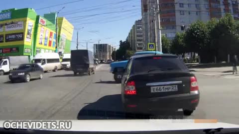 Дори на кръстовище в Русия спряха за да премине невъзмутимо този " Москвич"