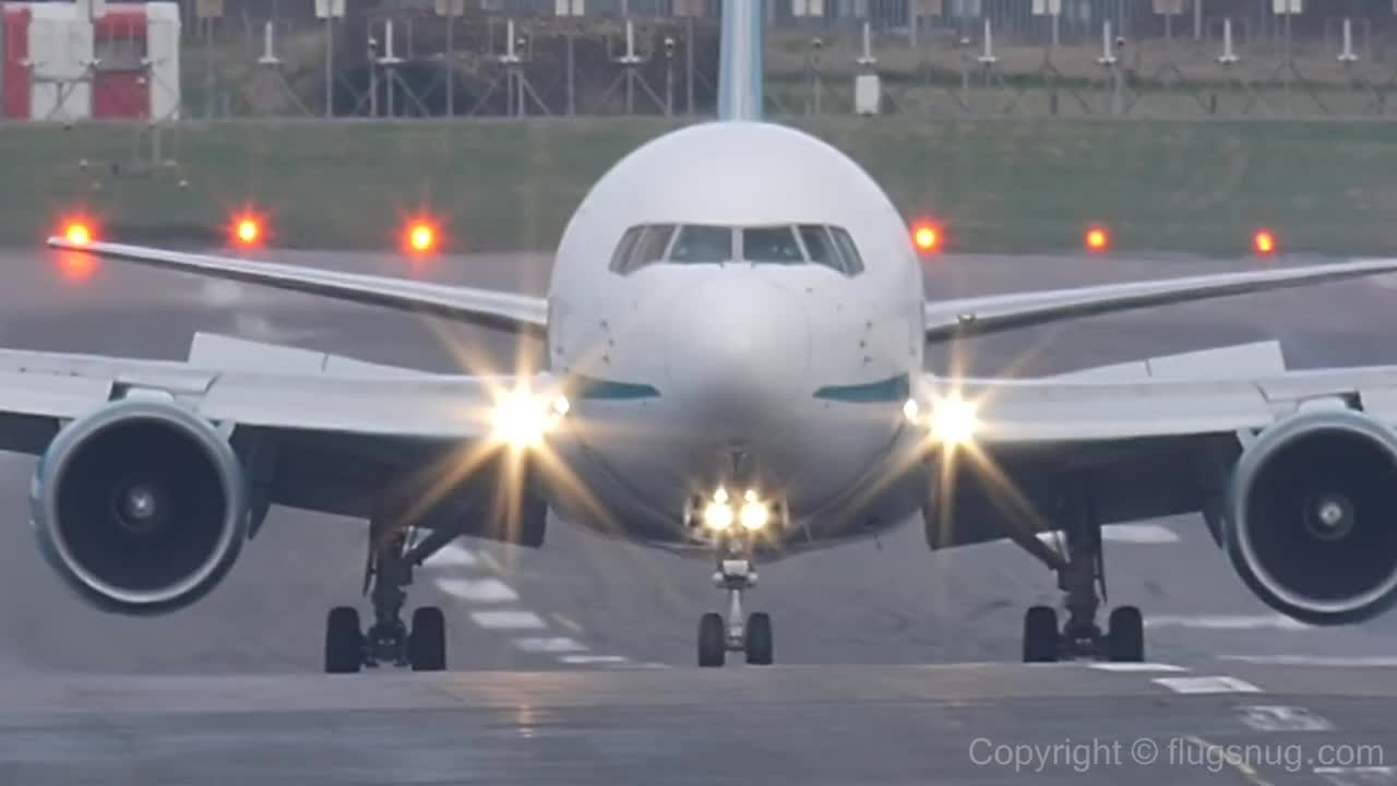 Пилотът на Boeing 767 го приземява успешно на пистата въпреки ураганен вятър!