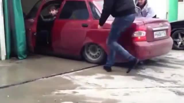 Друго си е да караш ниска кола