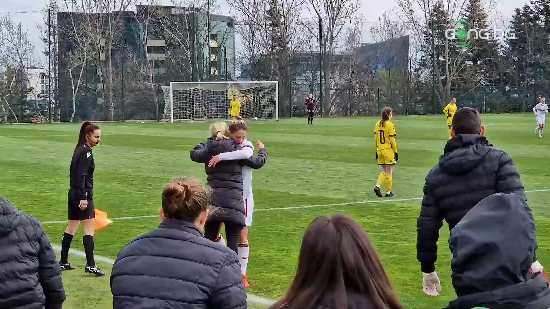 Щабът на България празнува гола на Александра Янева