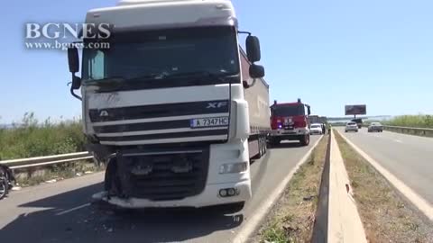 Катастрофа между ТИР и бус затвори пътя Поморие - Бургас