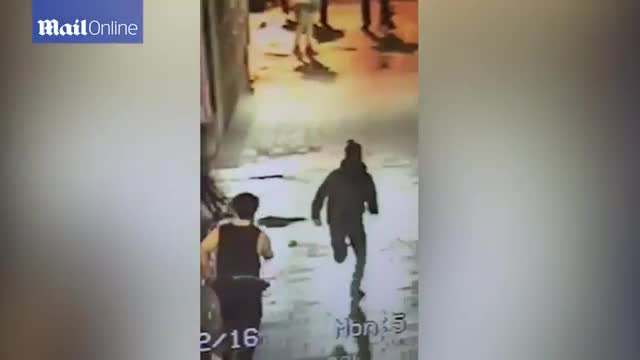 Минувач помогна на полицията да задържи наркопласьор и то без да си извади ръцете от джобовете