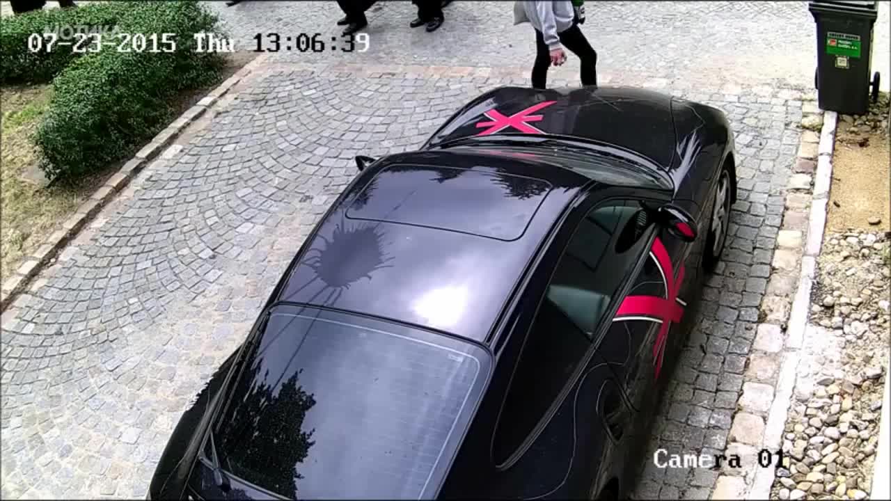 Тийнейджър съсипа поршето на известен чешки певец, но незнаеше че има камера