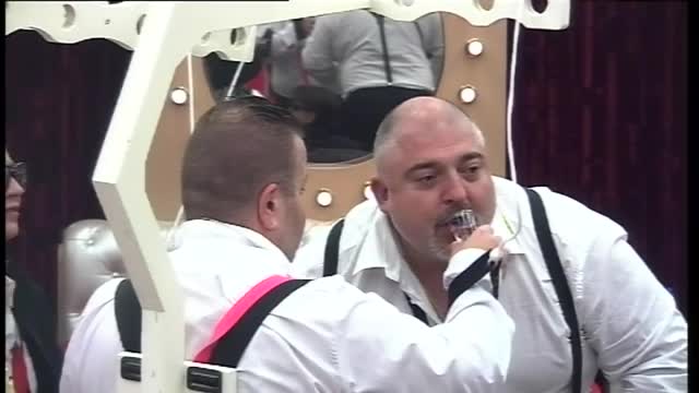 Съквартирантите удариха по един шот