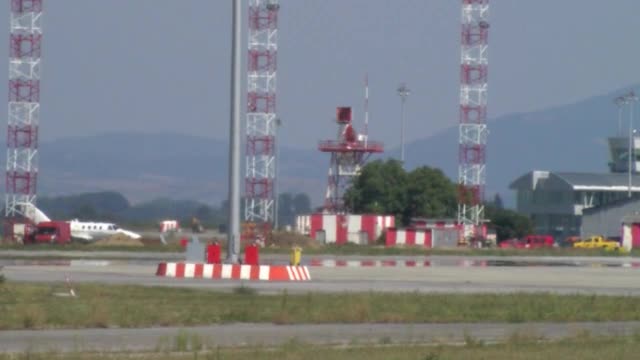 Самолет кацна аварийно на Летище София - видео БГНЕС