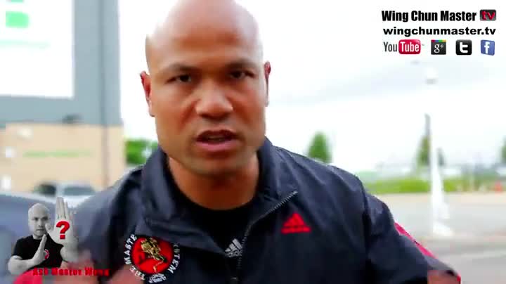 Майстор по Wing Chun блокира всеки удар на боксьор, просто никакъв шанс !