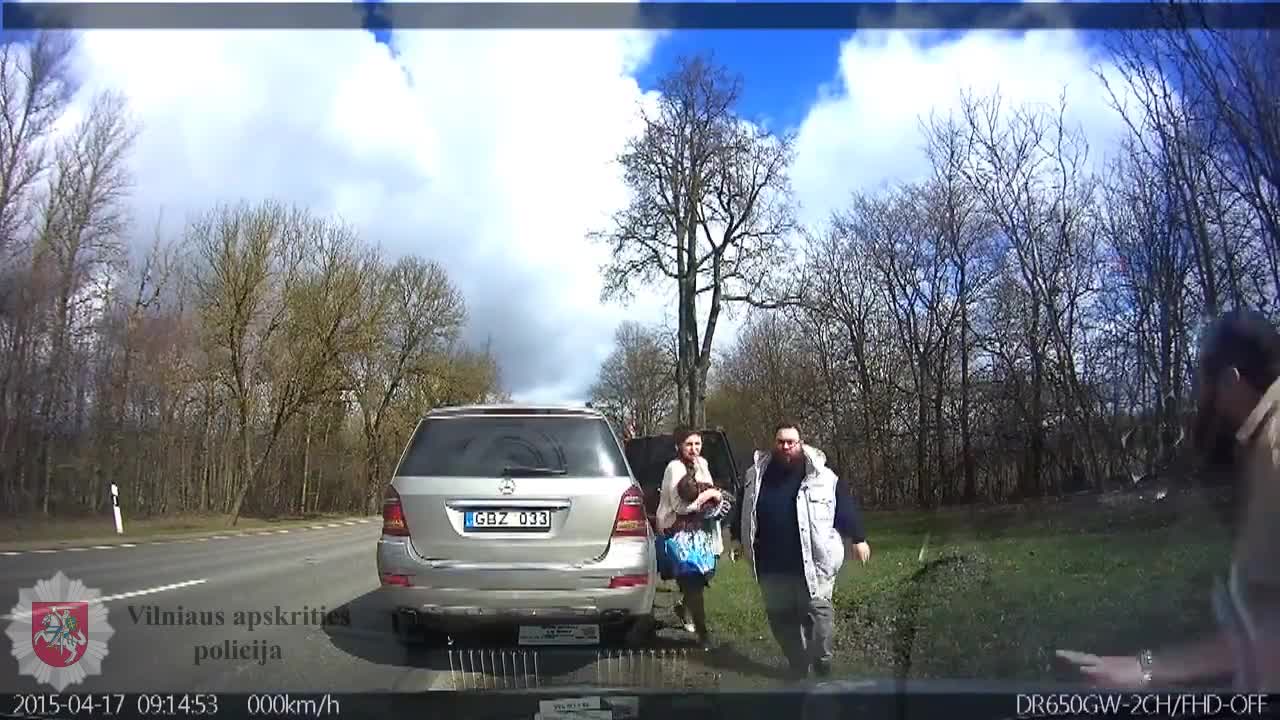 Полицаи преследват джип, но когато го настигат се случва нещо странно...