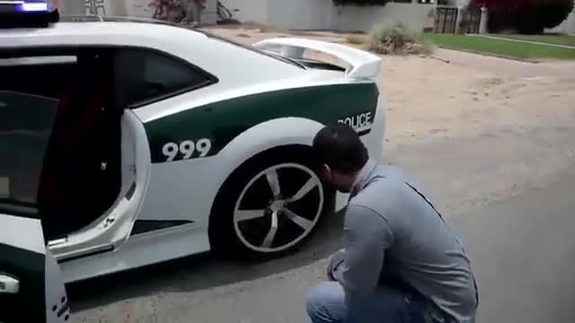Полицейските коли на дубай в действие ..