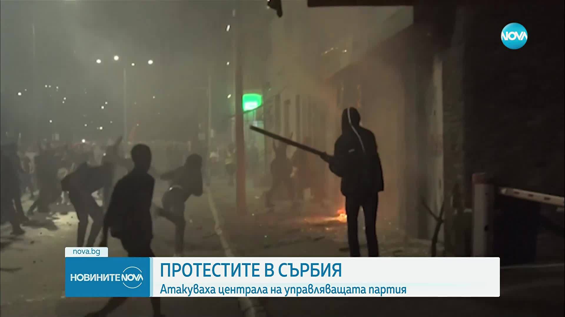 Протестиращи в Сърбия атакуваха централата на управляващата партия във Валево