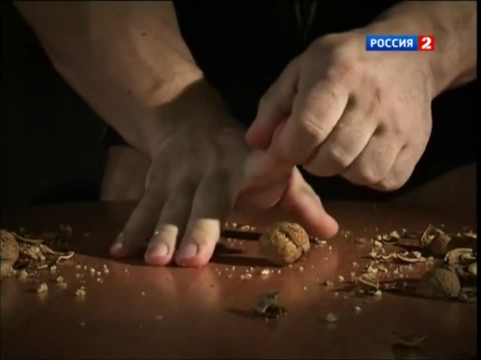 Чупене на орехи с ръце!
