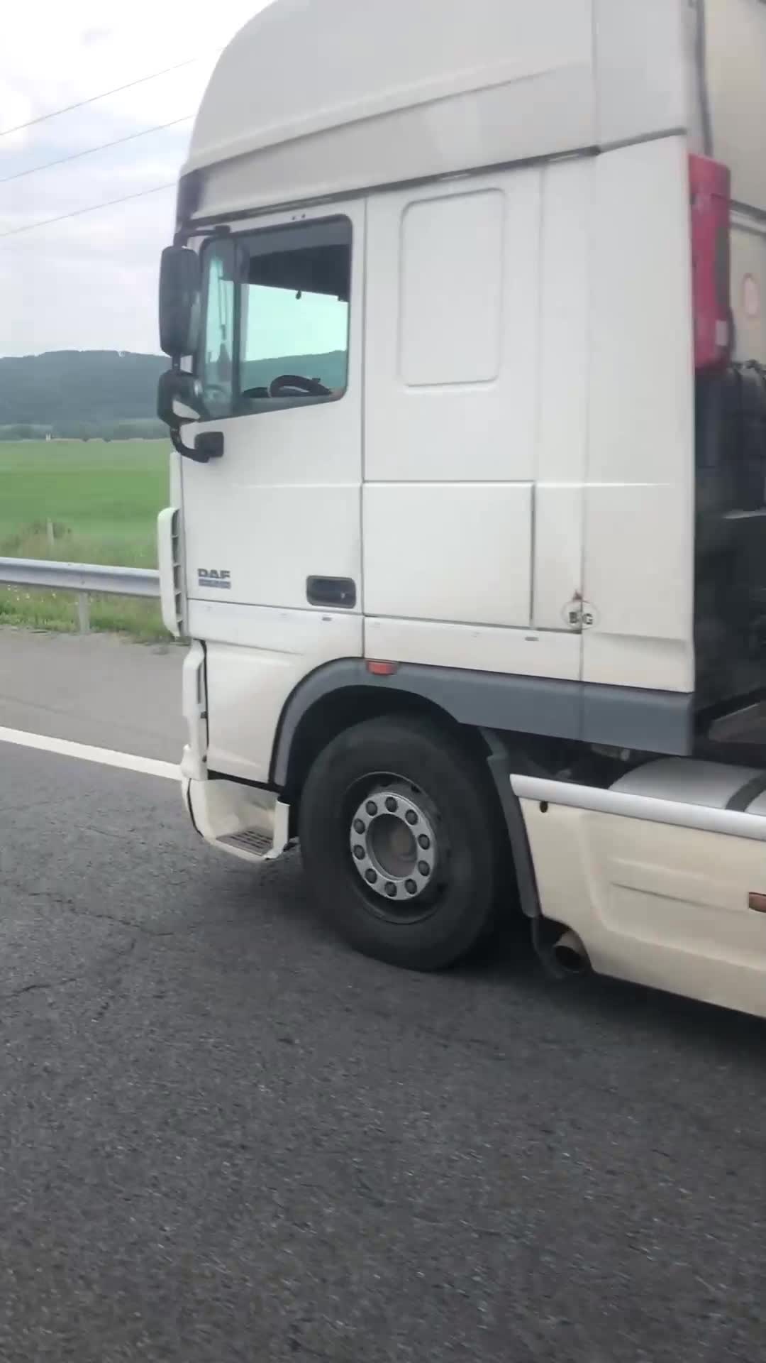 Тираджия кара в аварийната лента при задръстване