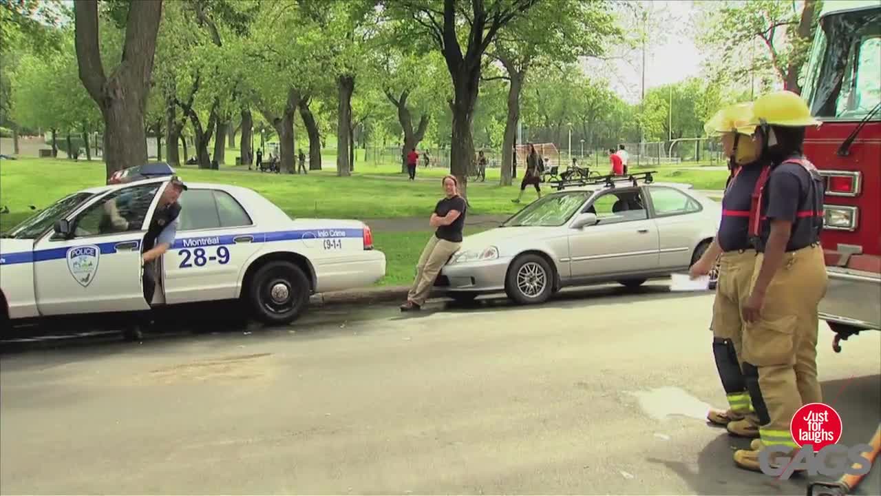 Смях! Полицай срещу пожарникари - скрита камера