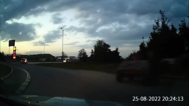 Каруца с дърва в насрещното по тъмно