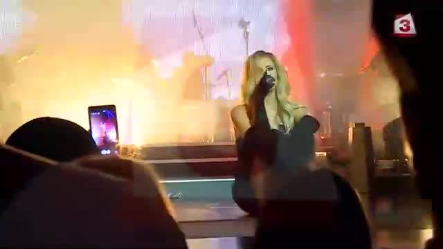 Анелия пада по време на концерта - "дай ми още