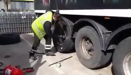 Ето защо този тираджия никога няма да закъса на пътя !