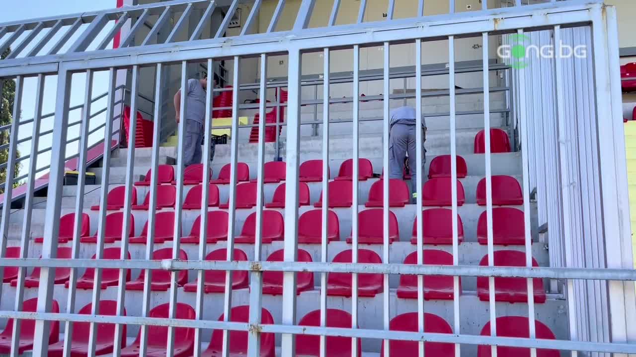 Монтират седалки в Подгорица за феновете на Лудогорец