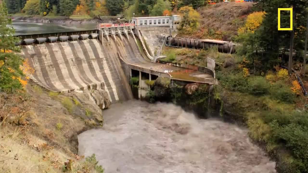 Зрелищно изпускане на вода от язовир
