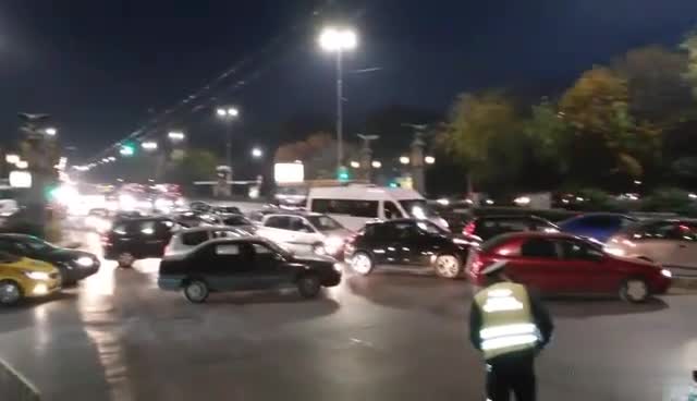 Полицията отбива движението на Орлов мост минути преди протеста да стигне до мястото