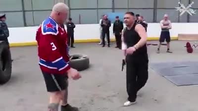 Руснак показва как да се защитваме и да отвърнем на удара когато ни нападне някой.