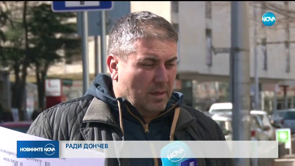 ВЪПРЕКИ ОТЛОЖЕНАТА НАРЕДБА ЗА КАСОВИТЕ АПАРАТИ: Търговци от Казанлък на протест