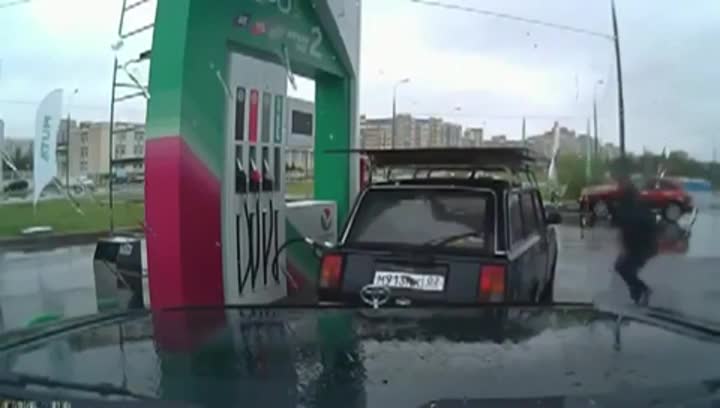 Ето какъв работник купонджия зарежда колите на бензиностанция в Русия !