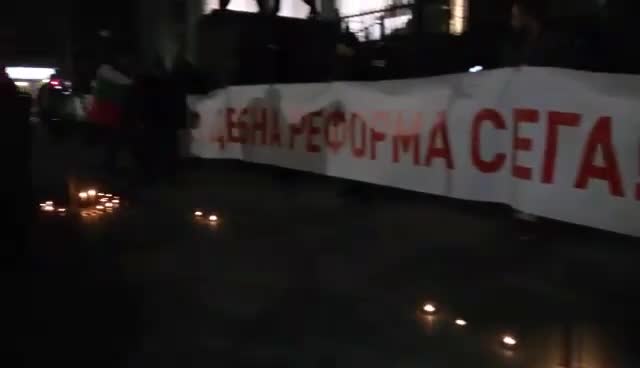 Свещи пред Съдебната палата