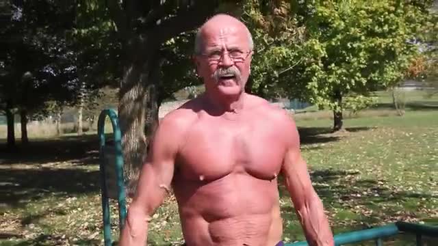 Мъж на 64 Години Истинска Машина