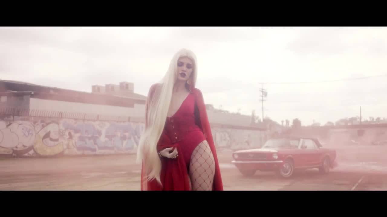 Red armor niki istrefi. Era Istrefi Felix Snow - Redrum. Era Istrefi bebe Wallpaper. Era Istrefi в Красном. Рита Ора Дуа липа би би Рекса Эра Истрефи.