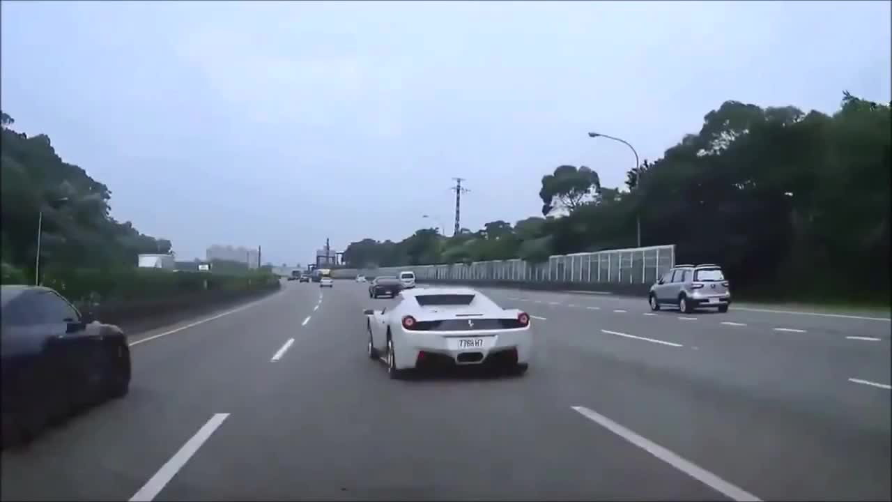 Откачен джигит с Ferrari предизвиква катастрофа на магистрала !