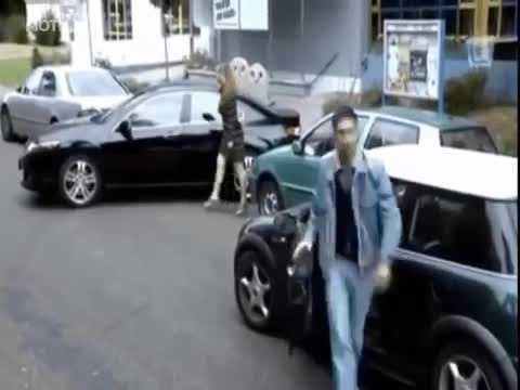 Жена има проблем с паркирането!