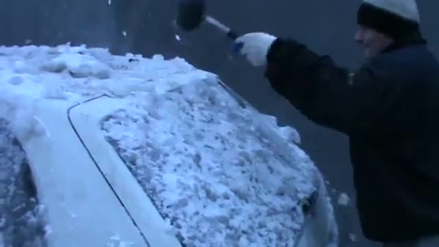 >Ето как Разпукват замръзналия лед на автомобил в Русия
