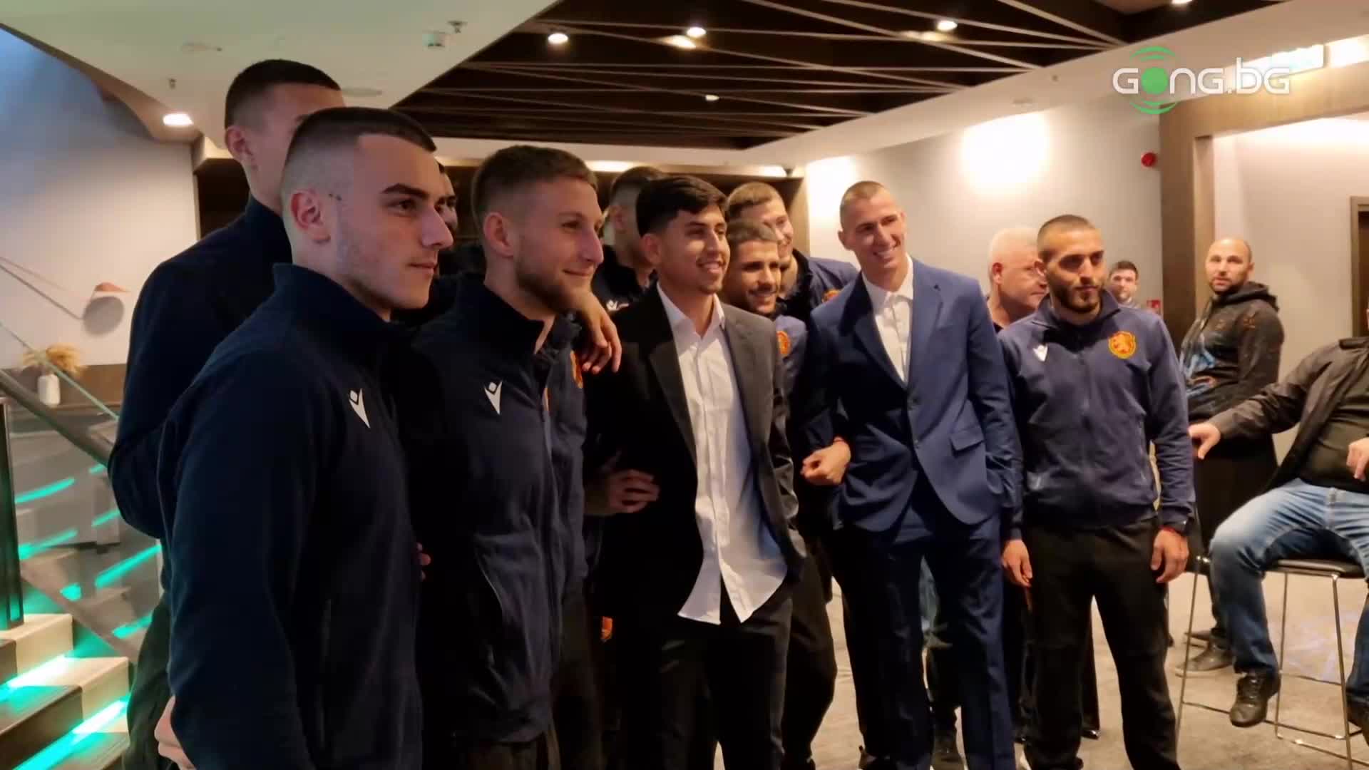 Младежкият национален отбор пристигна за церемонията "Футболист на годината"