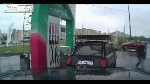 Смях ... Руснак прави лудо шоу на бензиностанция !!!