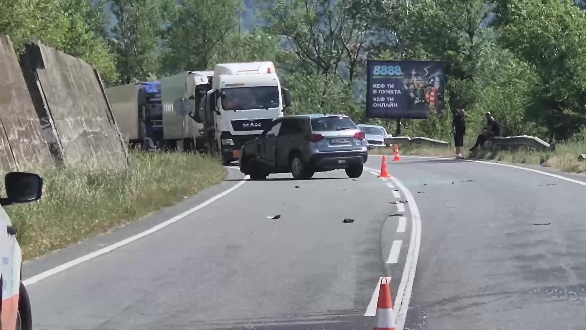 Кола се вряза в спрял камион в Благоевградско, има жертва