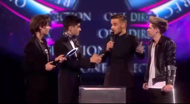 Хари бил в тоалетната докато печелят награда - One Direction Brit Awards 2014