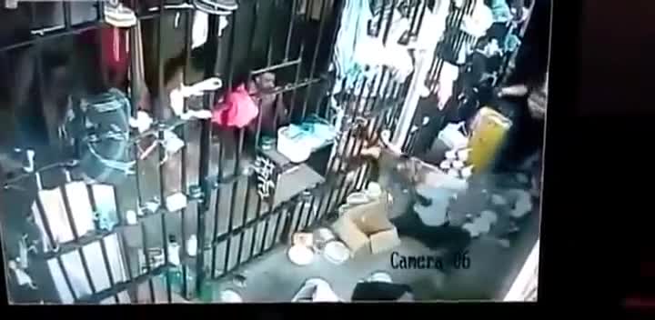 Жена пазач в Бразилски затвор