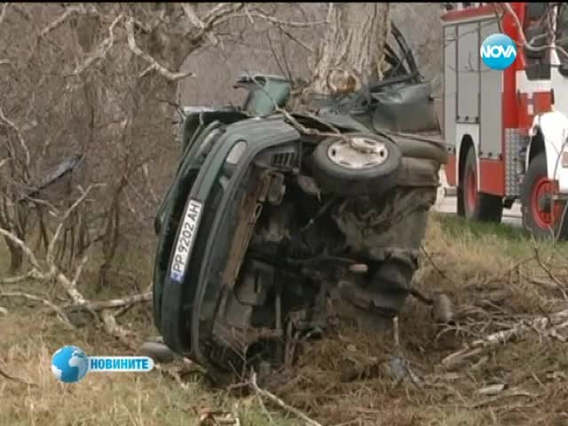 Двама мъже загинаха при челен удар в дърво край Русе