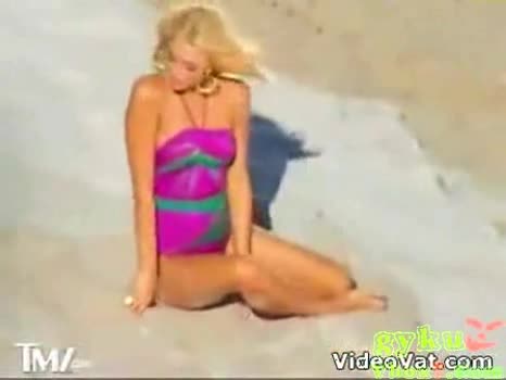Paris Hilton - Нещо Се Показва По Време На Фотосесия