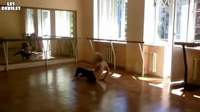 Танцът на една блондинка с неочакван край !