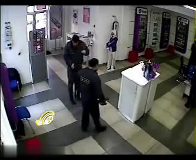 Ето как работи охраната в банков салон